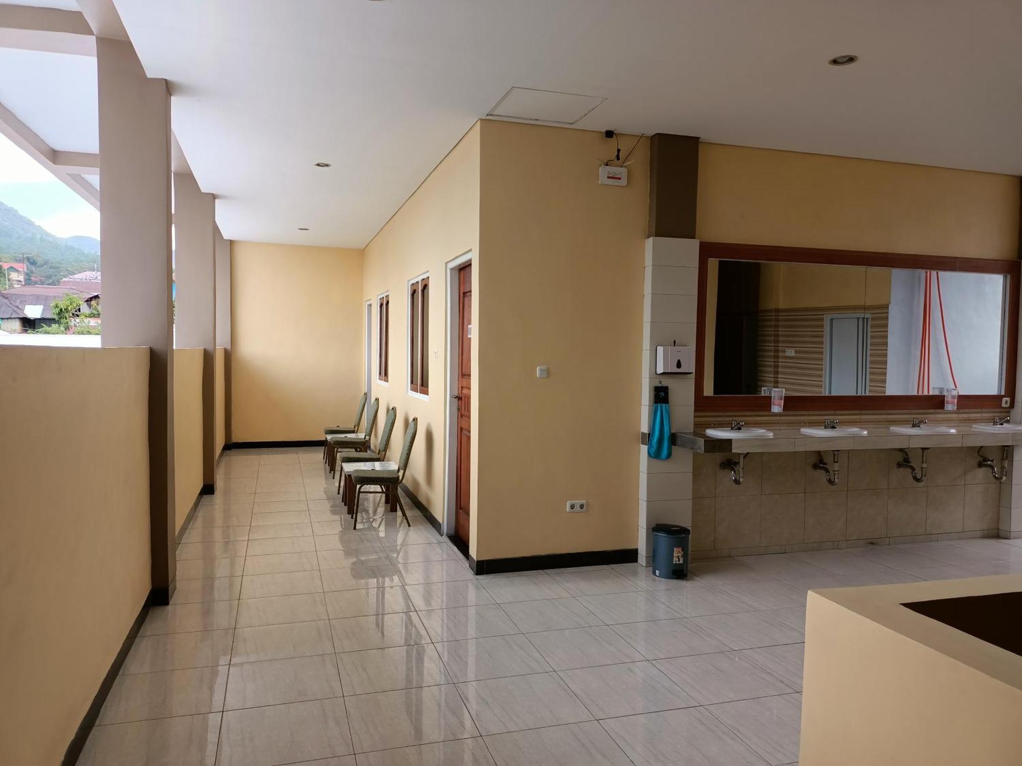 Chacha Homestay & Dormitory Ruteng Εξωτερικό φωτογραφία